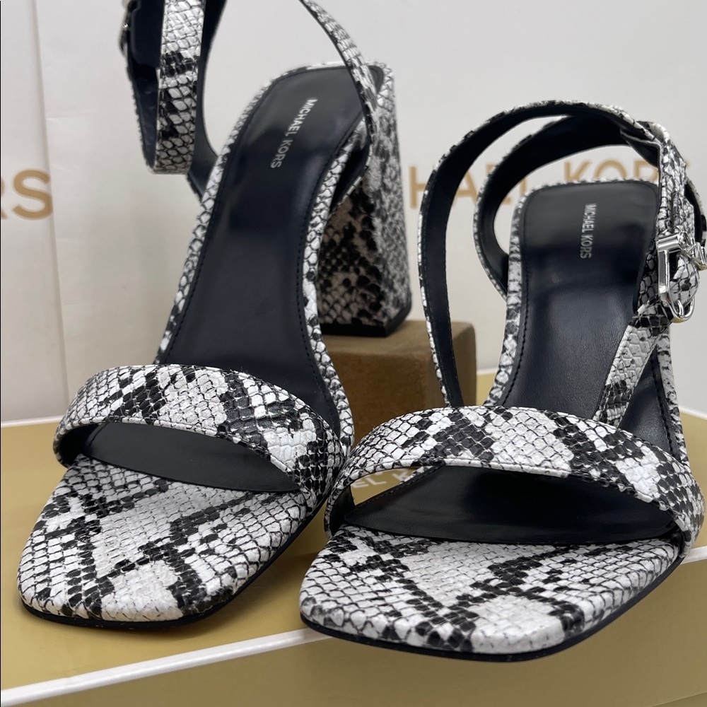 Michael Kors MERRIAM BLOCK HEEL
LEATHER
40S5MMHS1E Aluminum High Heels Snakeskin - Picture 5 of 16